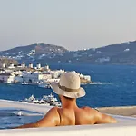 أجنحة وفندق كوروس فندق