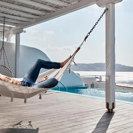 أجنحة وفندق كوروس فندق